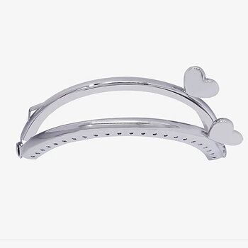 Portmonnäknäppe med hjärtan på sidan, blankt silver 