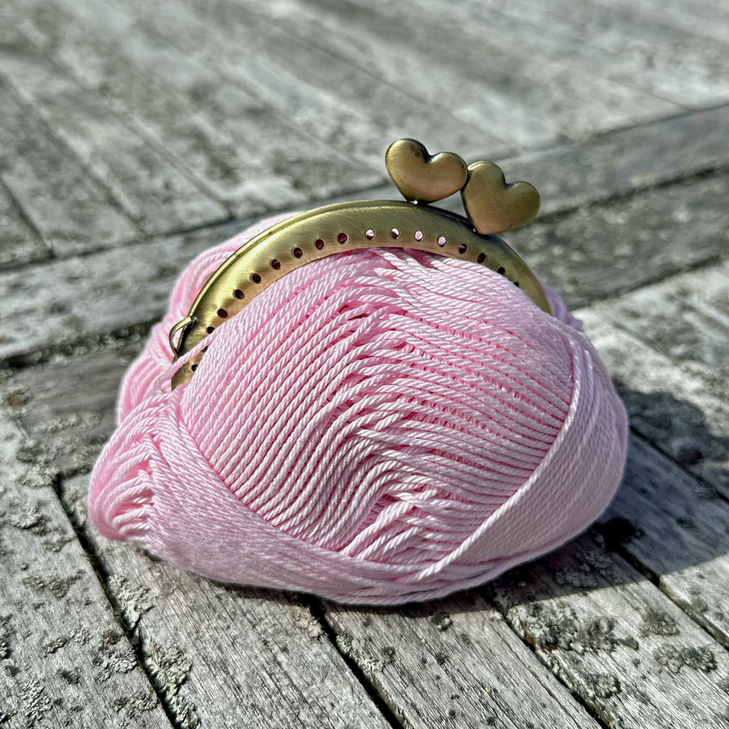 Portmonnäknäppe med hjärtan på sidan, antikguld