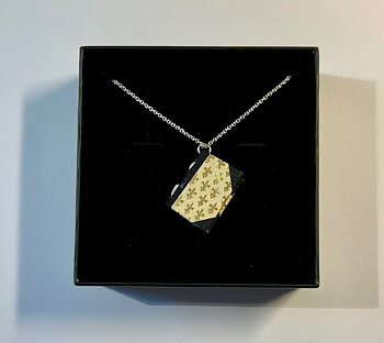Bookie : Golden Coat of Arms Halsband - Handgjord miniatyrbok på kedja i sterling silver!