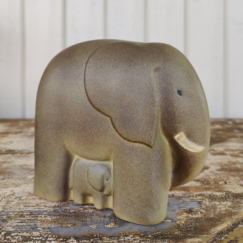 Elefant med unge av Lisa Larson