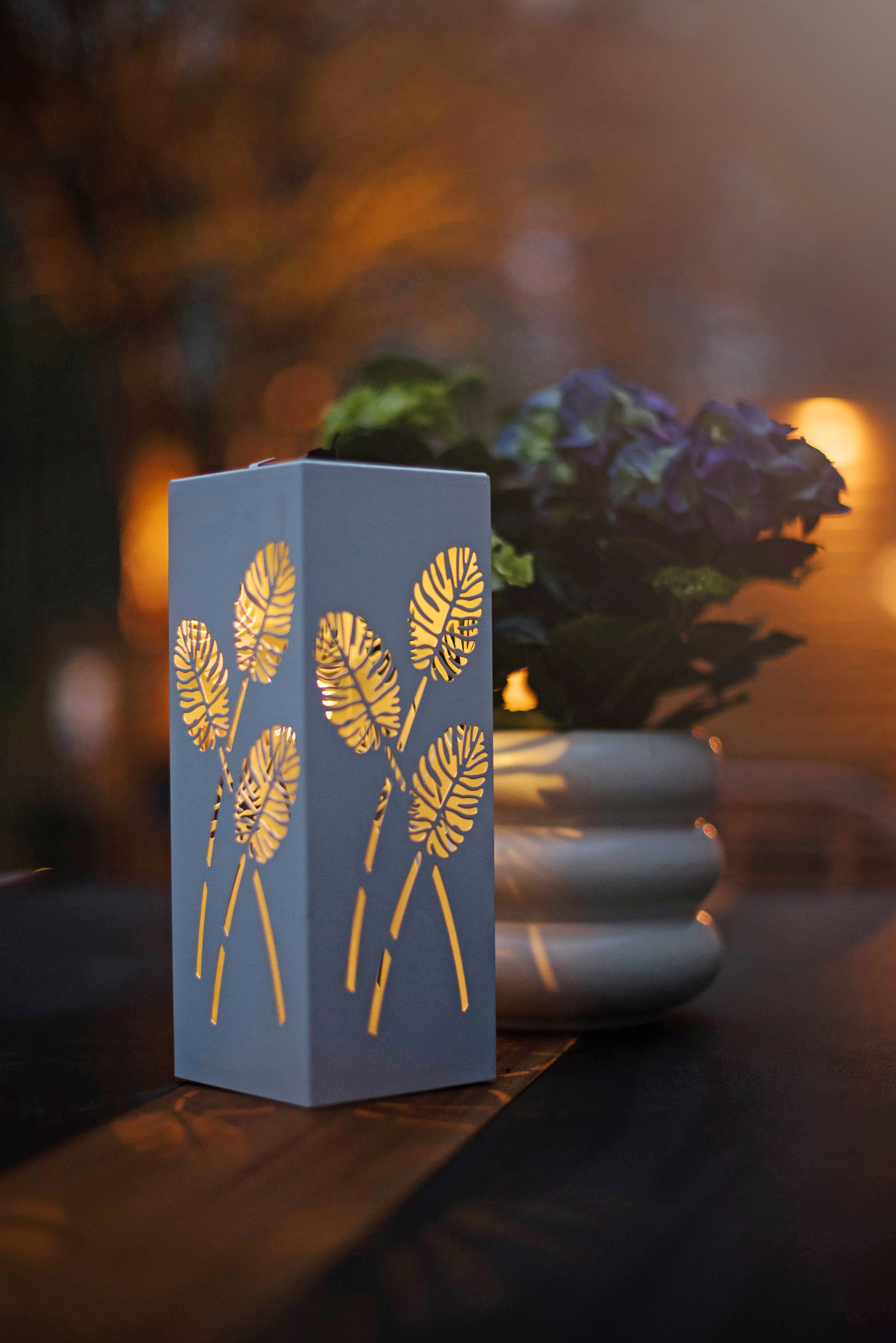 Solcellslampa Löv i vit metall. 25-90 cm