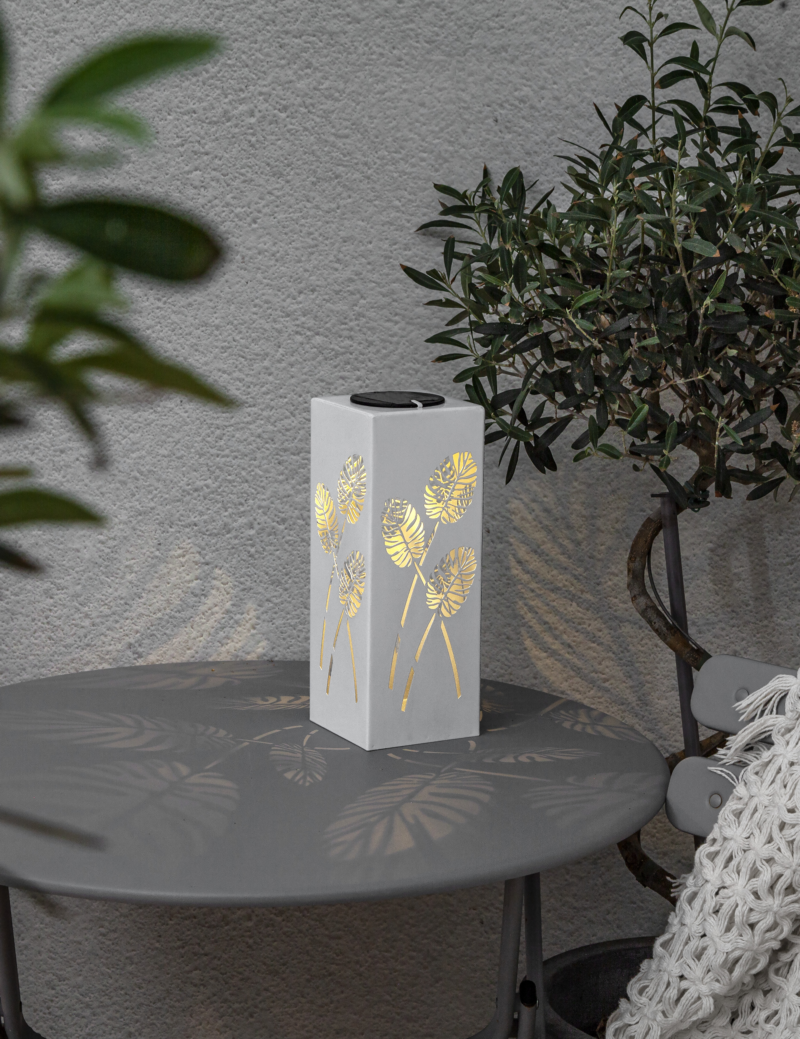 Solcellslampa Löv i vit metall. 25-90 cm