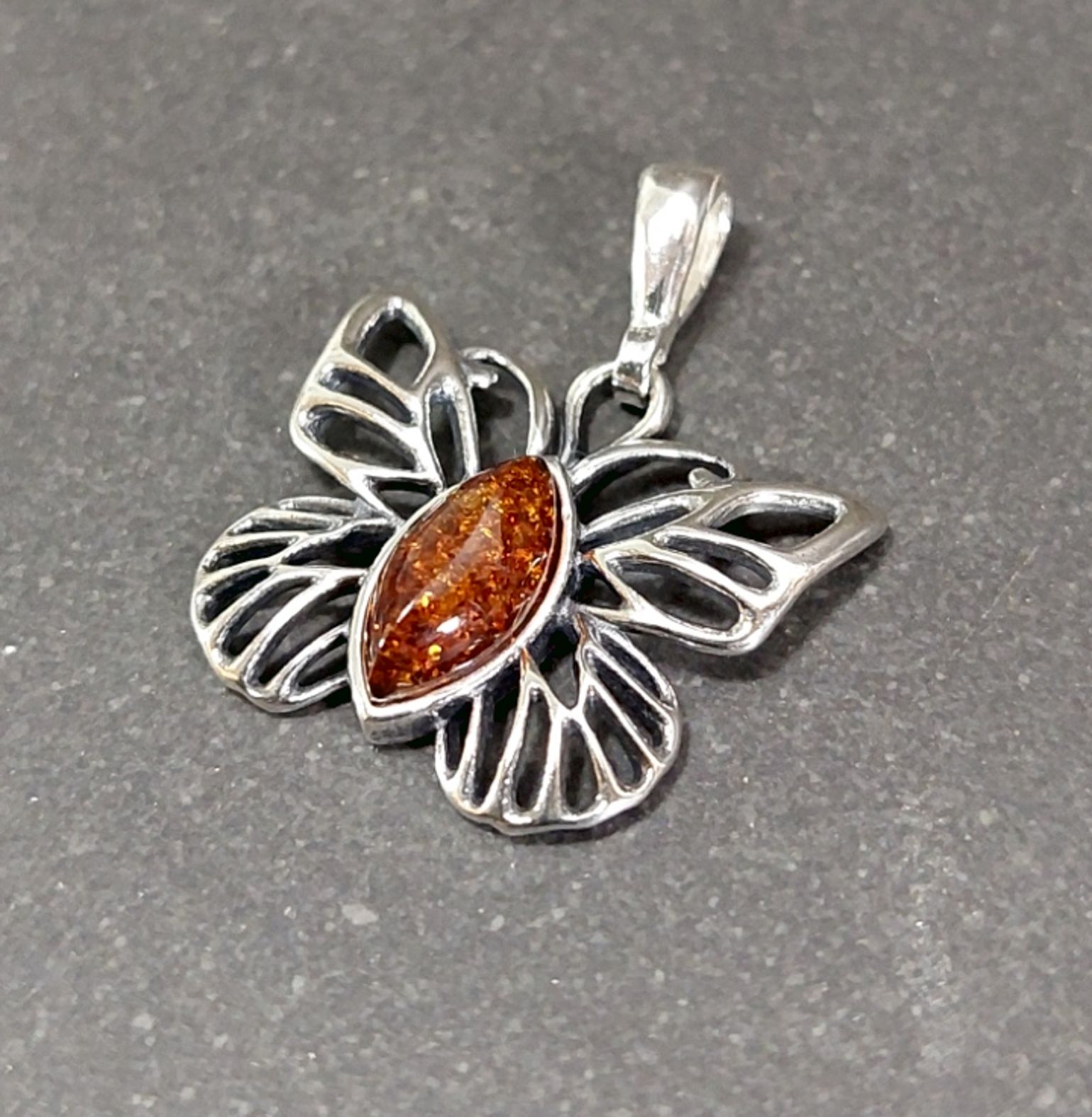 Silverhänge Fjäril med Bärnsten