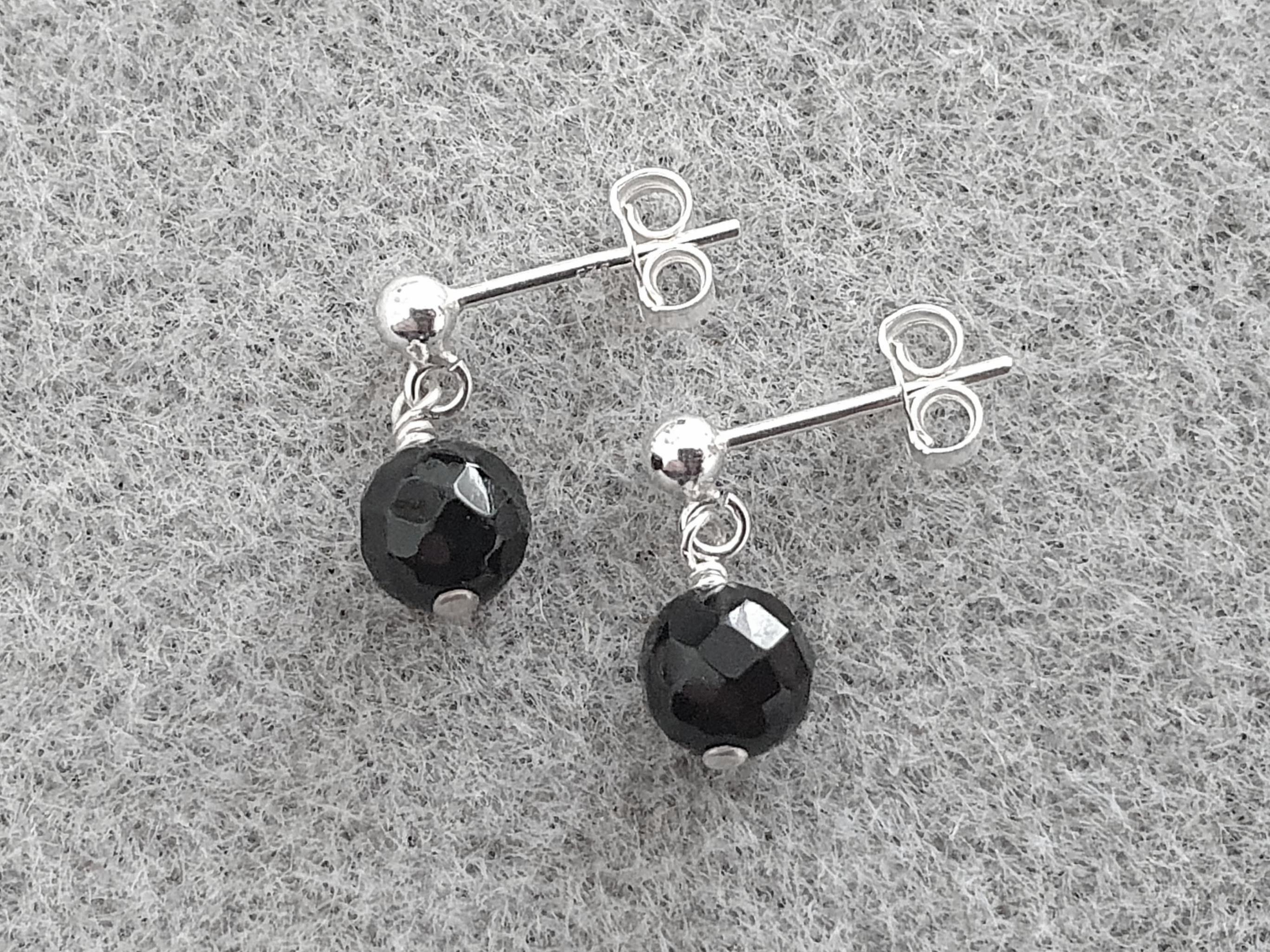 Svart onyx fasetterad kula 6mm, hängande örstick, 925-silver