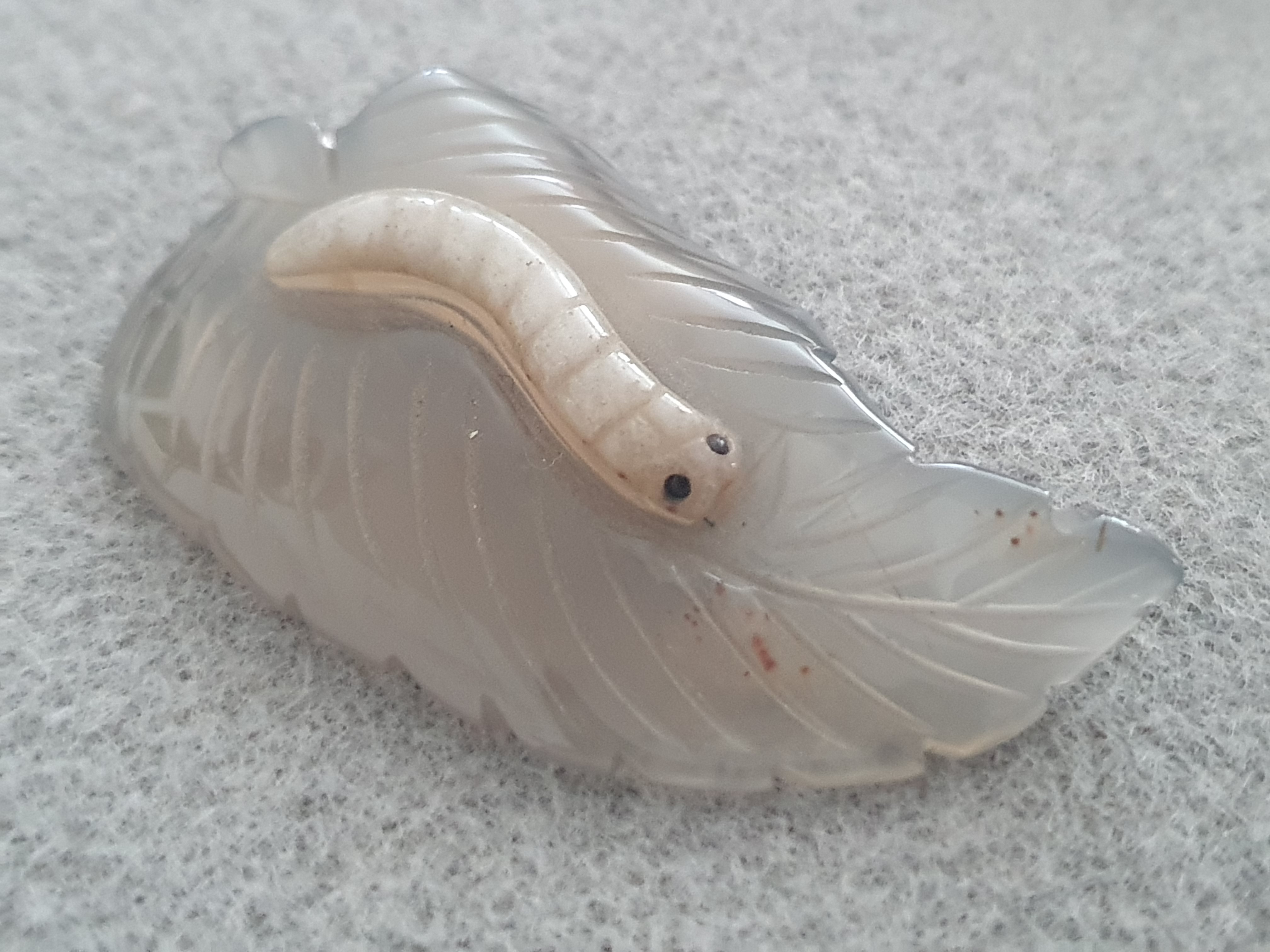 Larv på blad, skulpterad agat / kalcedon