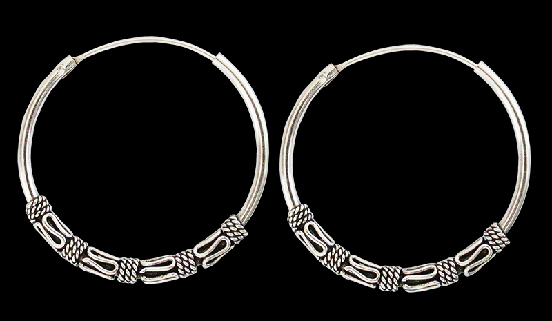 35 mm. Mönstrad öronring i Äkta silver.