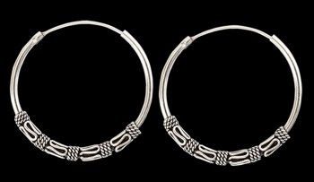 35 mm. Mönstrad öronring i Äkta silver.
