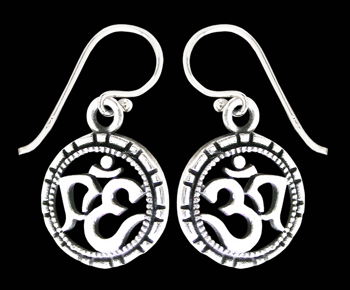 Snygga Aum / Ohm örhängen i Äkta silver.