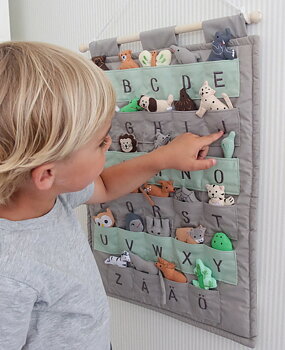 Barn tittar på ABC-tavla frånOskar & Ellen