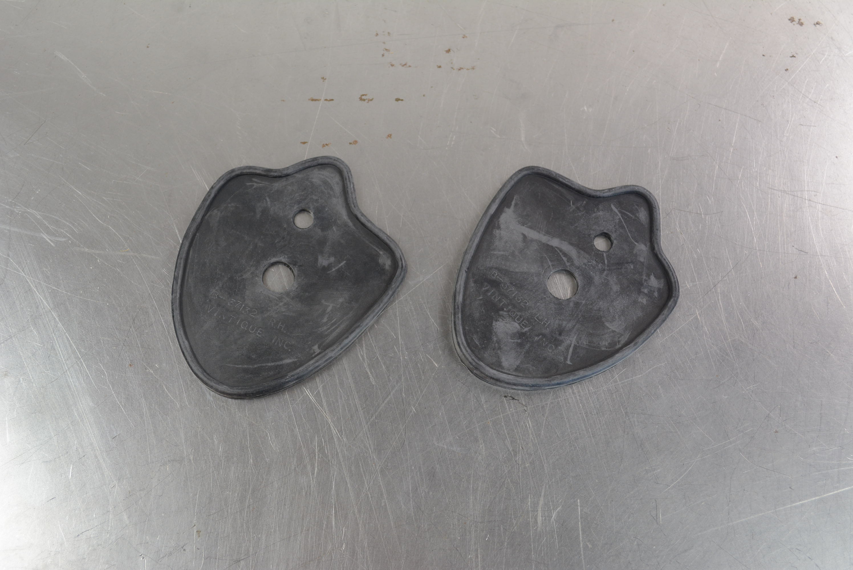 Gummipackning Vindrutestolpe nedre -32