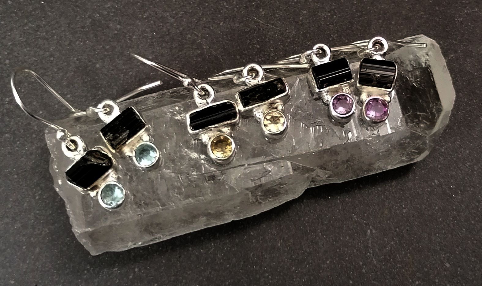 Silver Örhängen med Turmalin och fasetterad Cabochon 