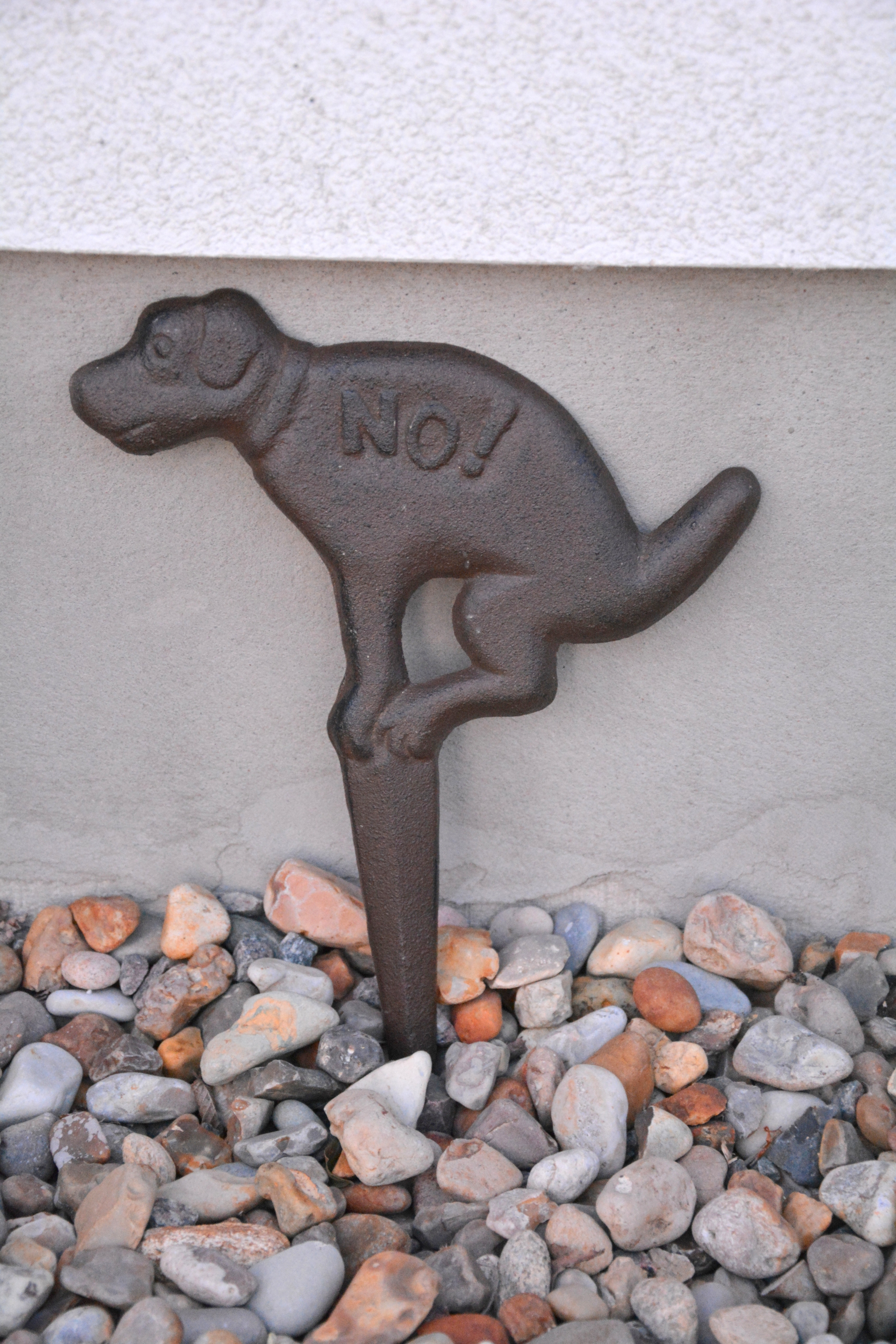 Skylt i gjutjärn med hund som inte får bajsa här / förbudsskylt för bajsande hundar