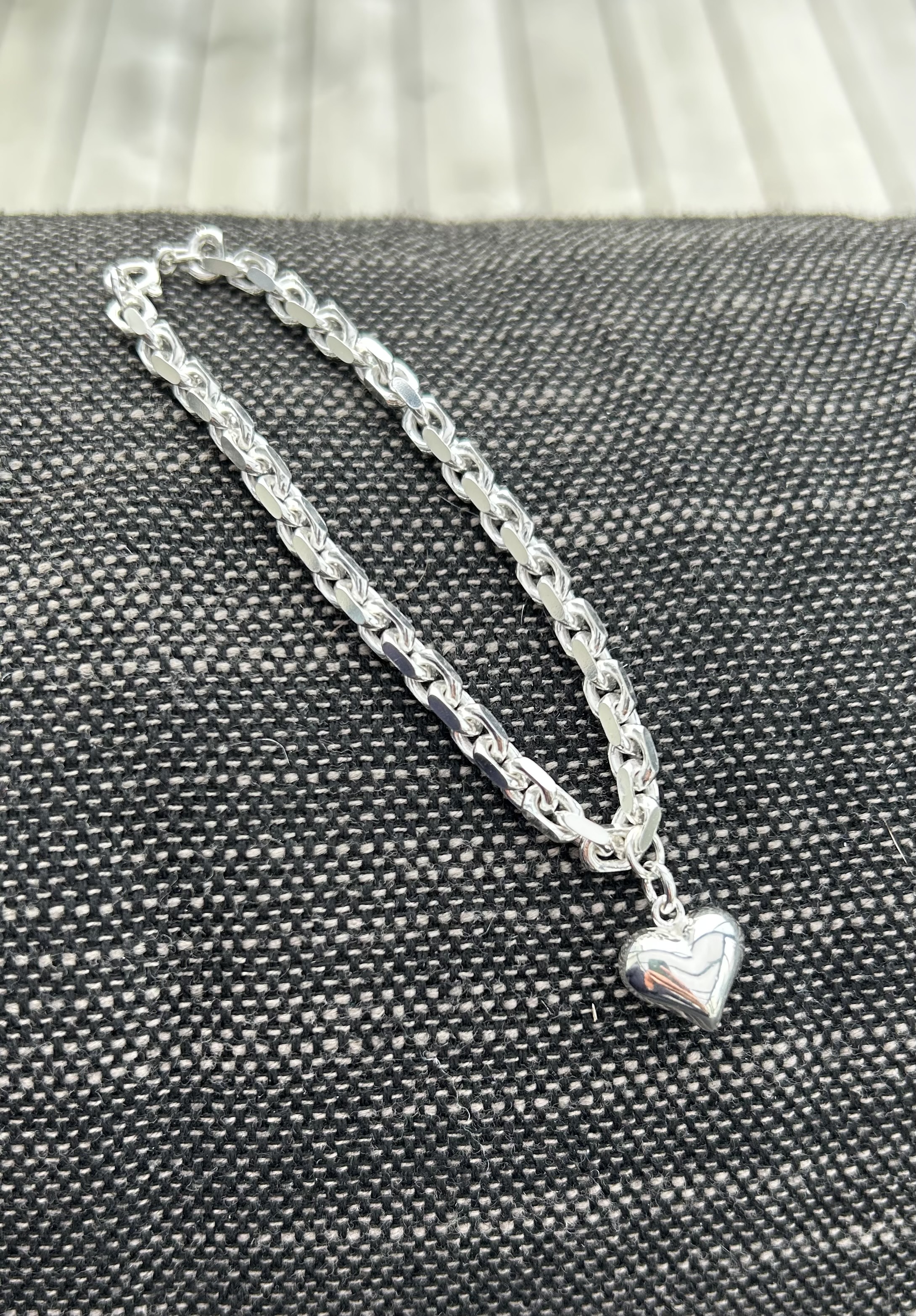 Armband med hängande hjärta i äkta silver. Tjock länk.