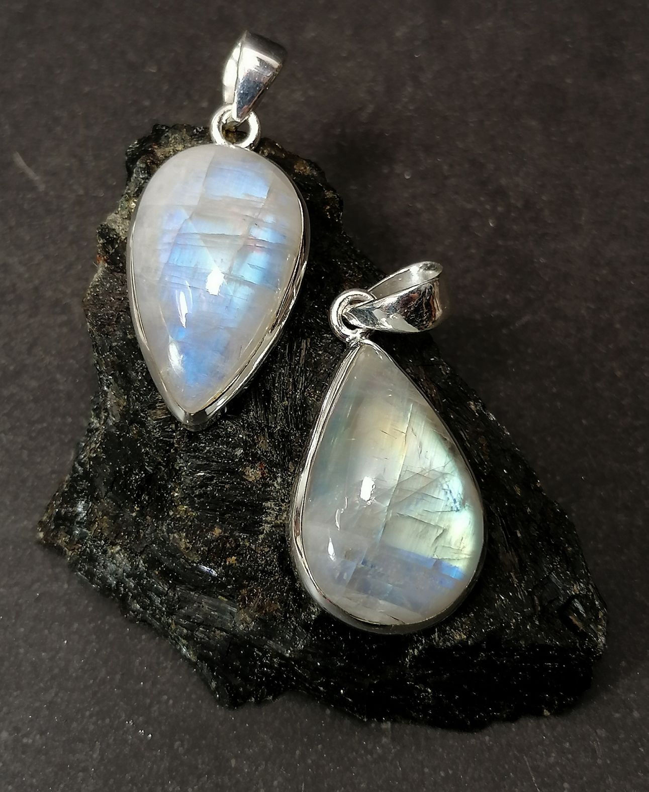 Regnbågsmånsten cabochon Hänge i silver 