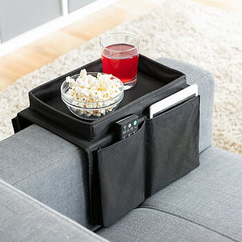 Armstöds-Förvararen med drink och popcorn