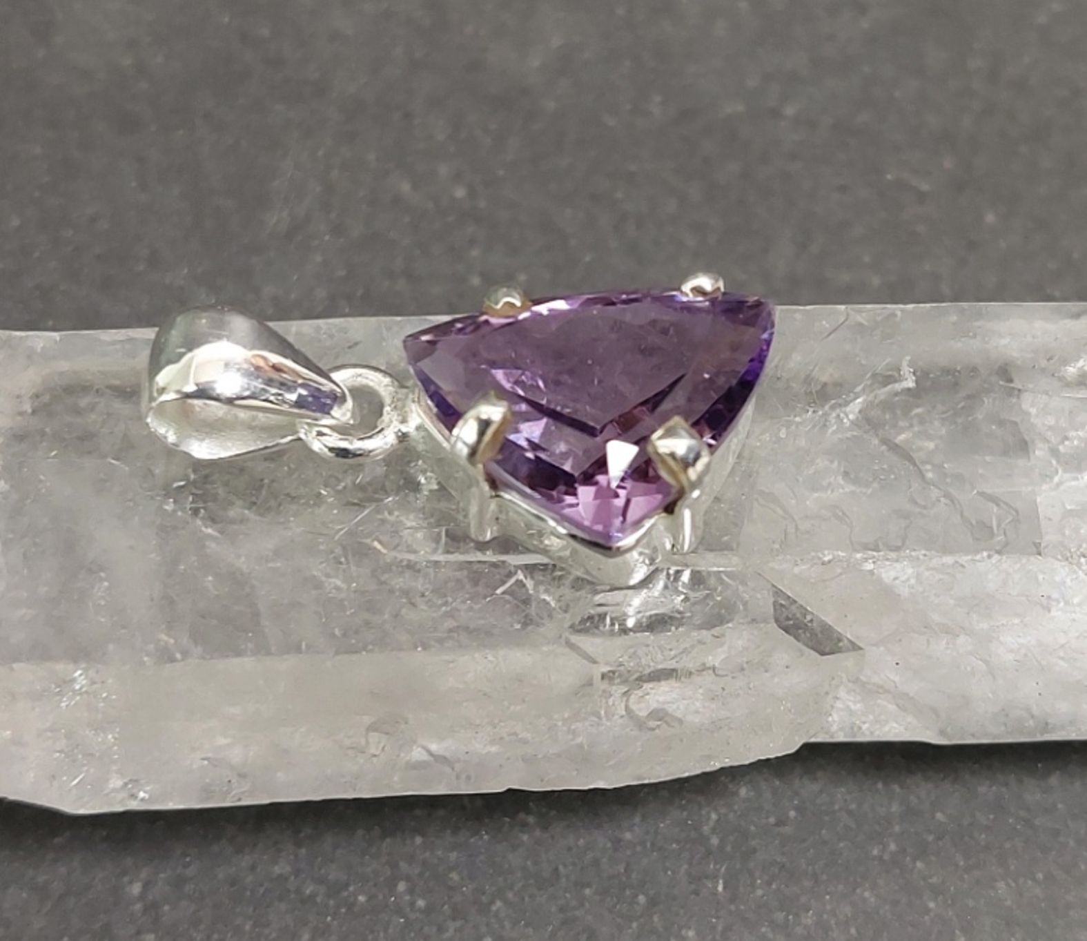 Silver hängen med fasetterad Ametist Cabochon
