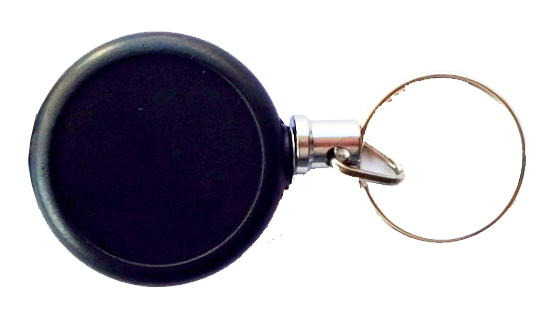 Pin on Reel för tänger och liftkort från Fly Dressing. Liten och stilren med en klämma på baksidan för att fästa på en ficka exempelvis