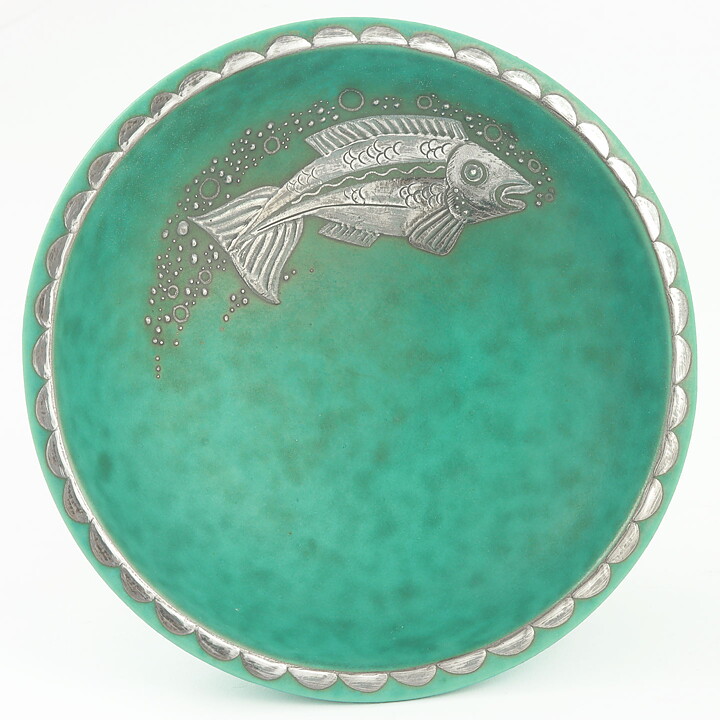 ヴィルヘルム・コーゲ  Argentaシリーズ  グリーンのボウル  シルバーの魚の装飾  (13cm)  1959年
