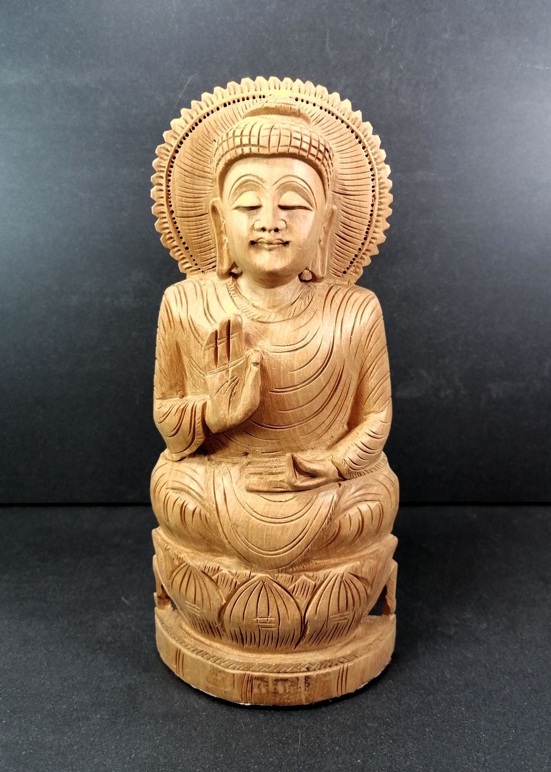 Buddha handsnidad i sandelträ - 21cm