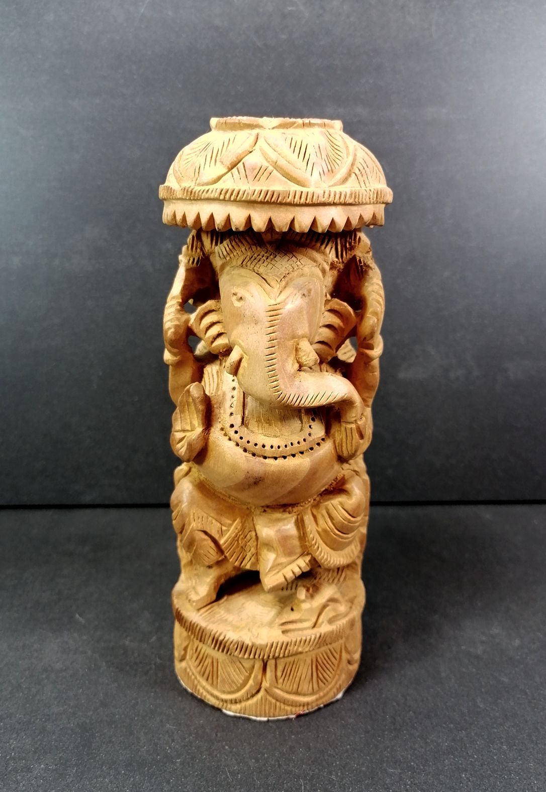 Ganesha - handsnidad i sandelträ - 16cm