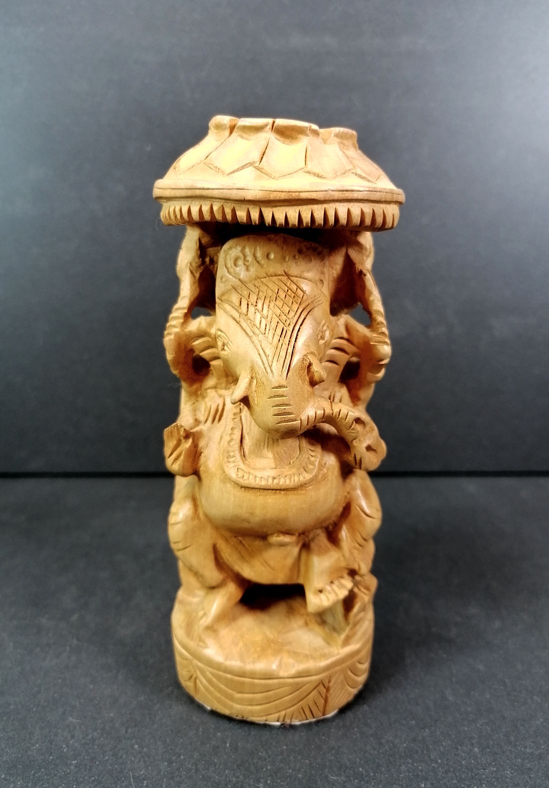 Ganesha - handsnidad i sandelträ - 13cm