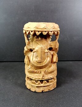 Ganesha - handsnidad i sandelträ - 10cm