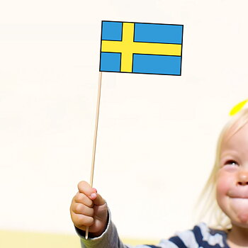 pyssel till midsommar, flicka som viftar med den svenska flaggan