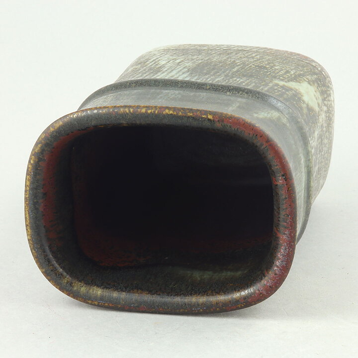 スティグ・リンドベリ  一点もの  茶色のベース  ブロック型  (19 cm)  1974年