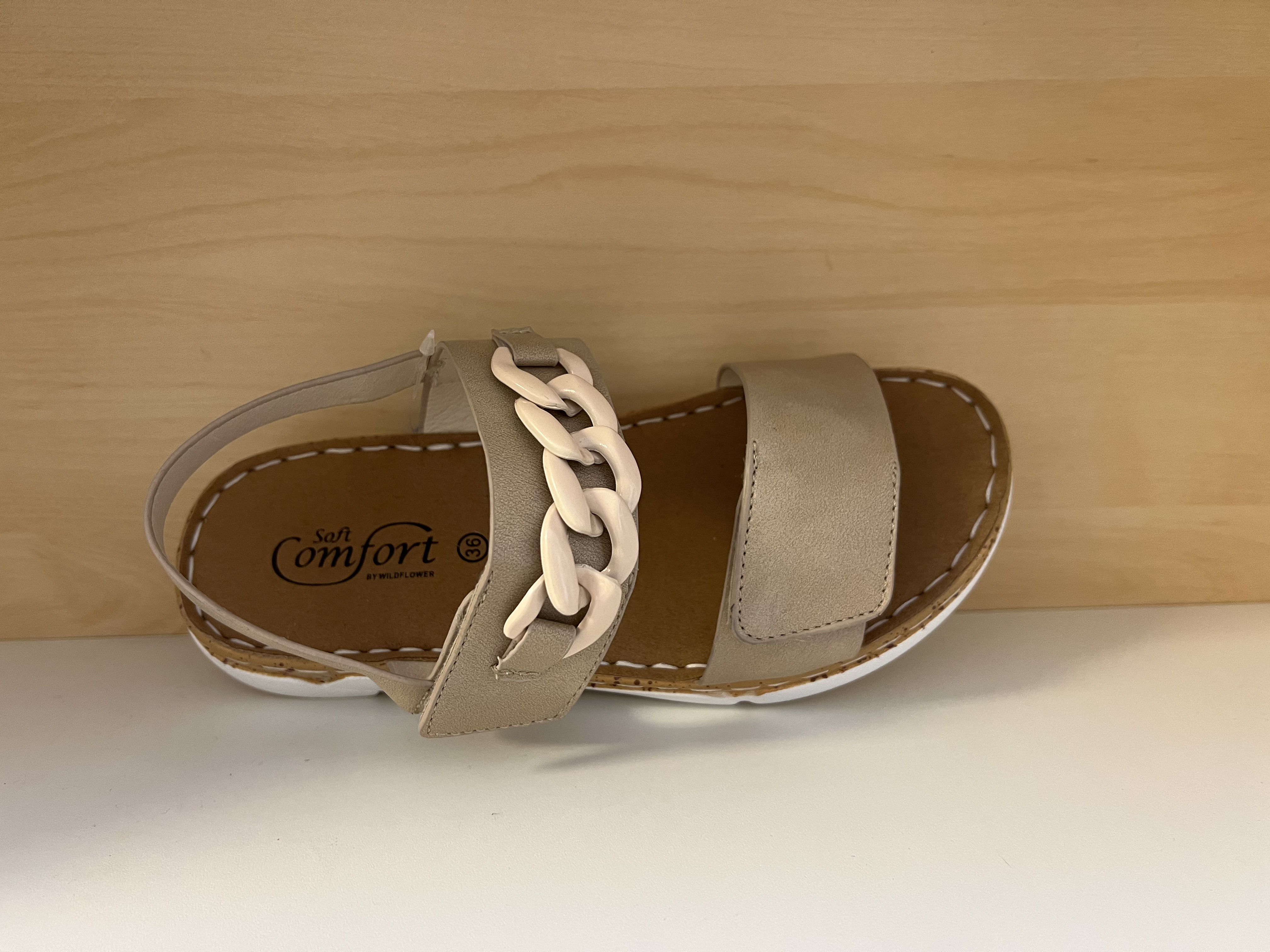 Sandal med "smycke" beige. Kardborreband vid vristen och runt tårna. - 2
