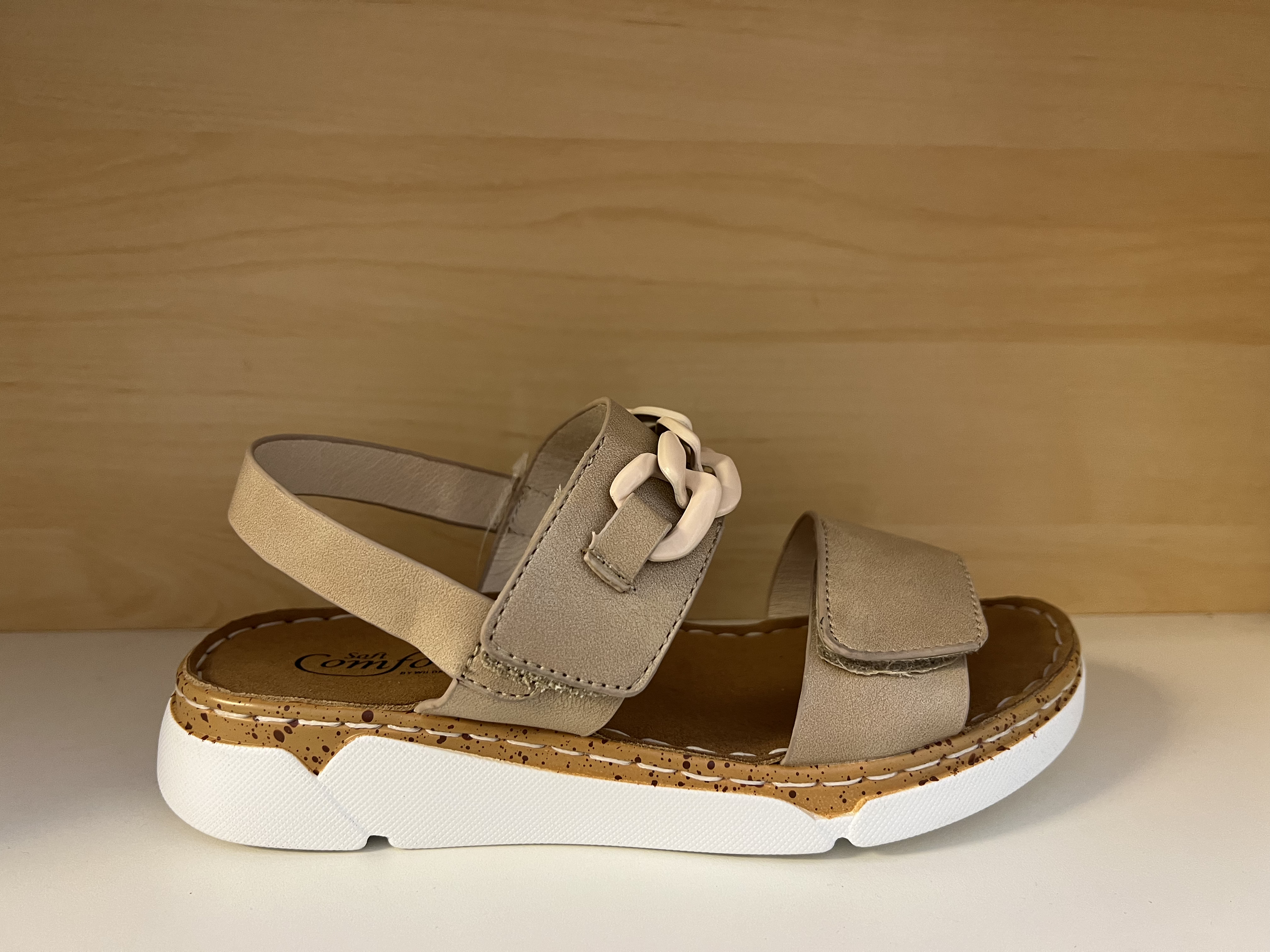 Sandal med "smycke" beige. Kardborreband vid vristen och runt tårna.
