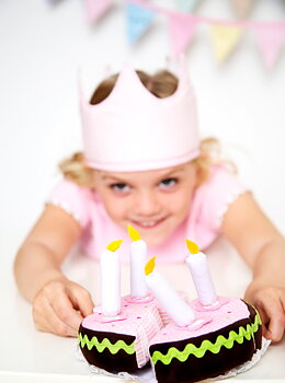 Födelsedagstårta med vimplar