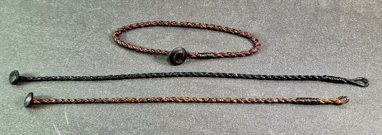 Handgjord  Tvinnat Armband  med Knapp i Kokosskal