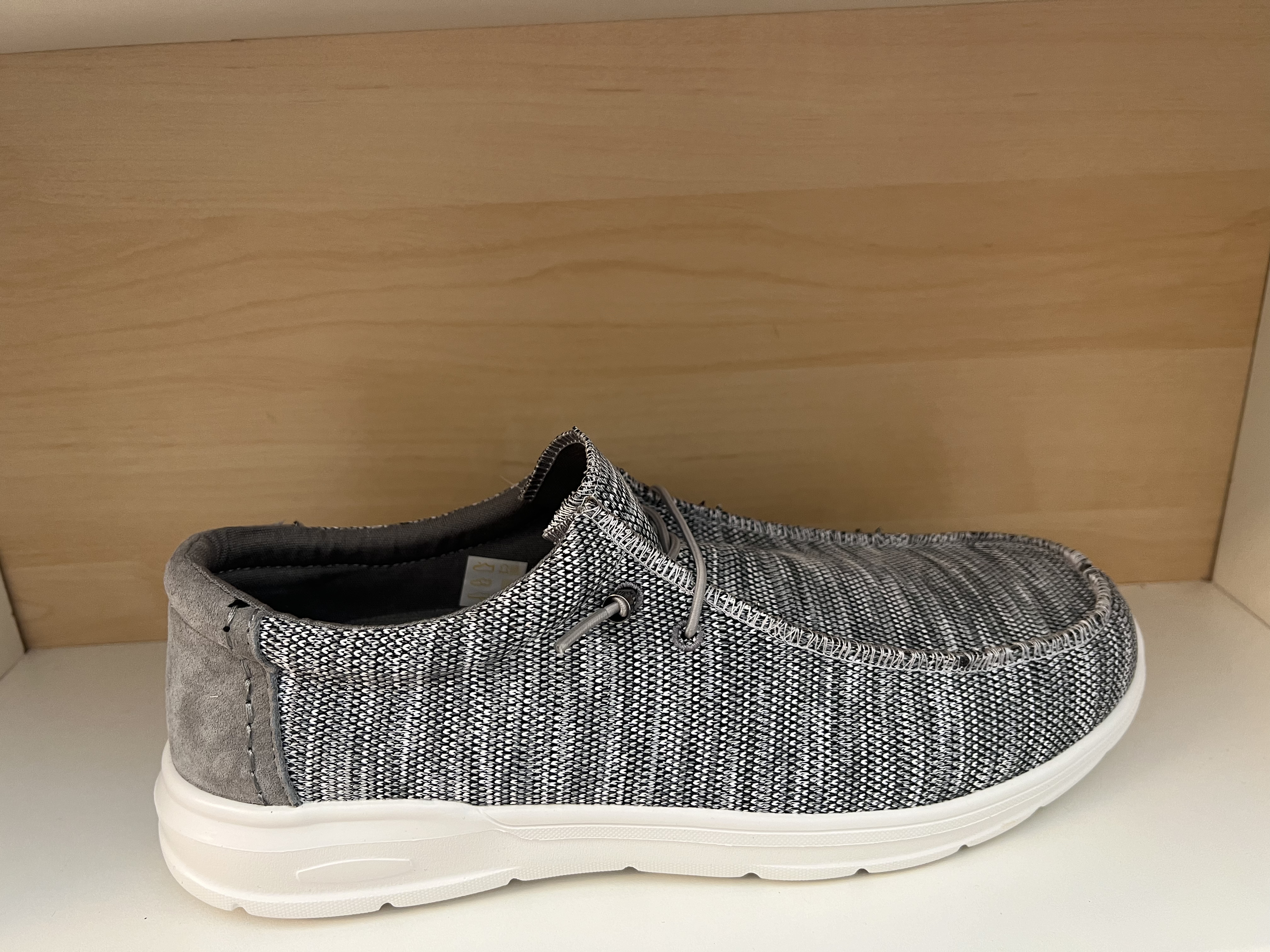 "TEMPLE MAN"  Herrsko i grå textil med mocka bak på hälen. Mjuk och lätt comfort-sko. - 2