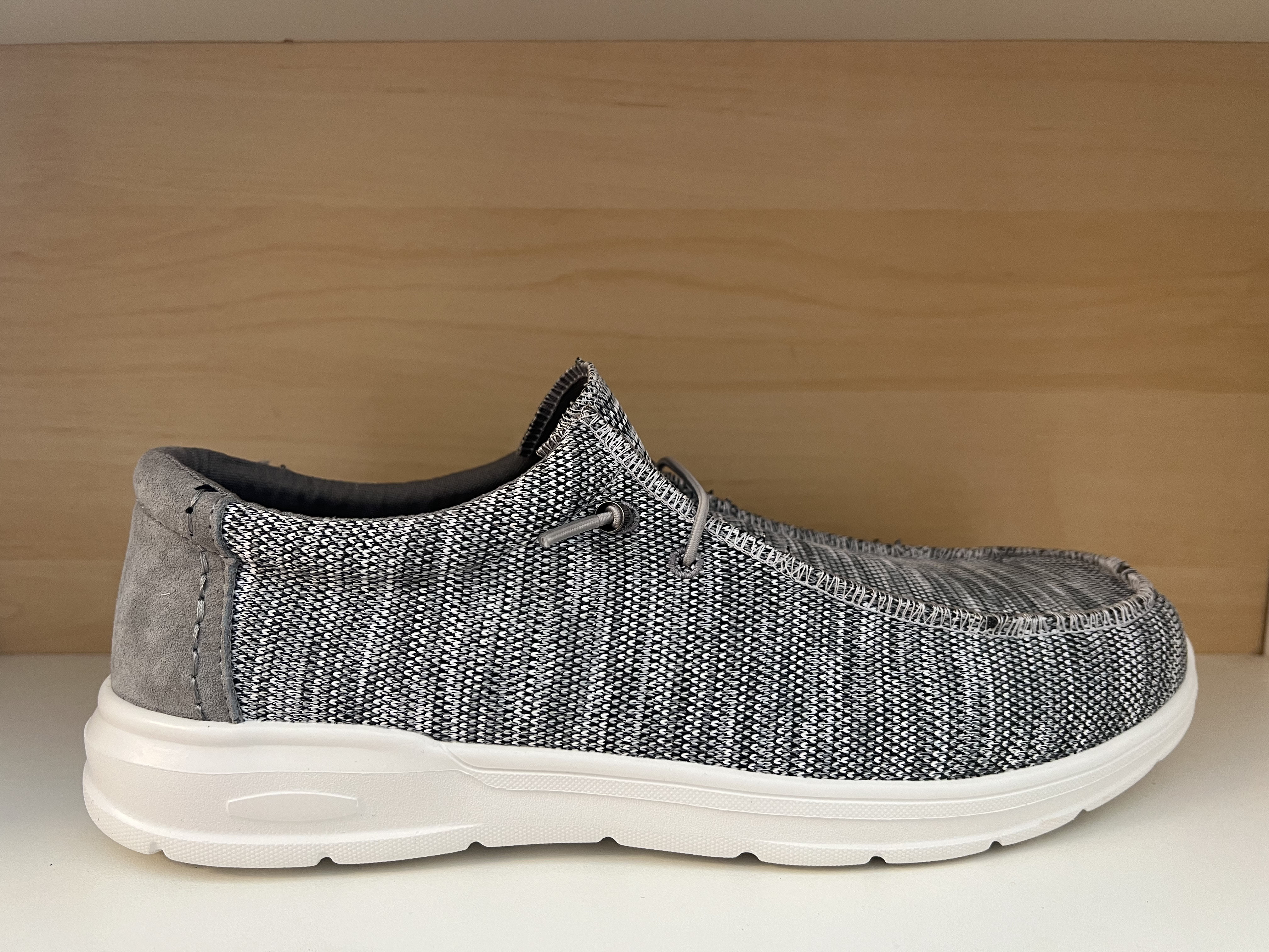 "TEMPLE MAN"  Herrsko i grå textil med mocka bak på hälen. Mjuk och lätt comfort-sko.