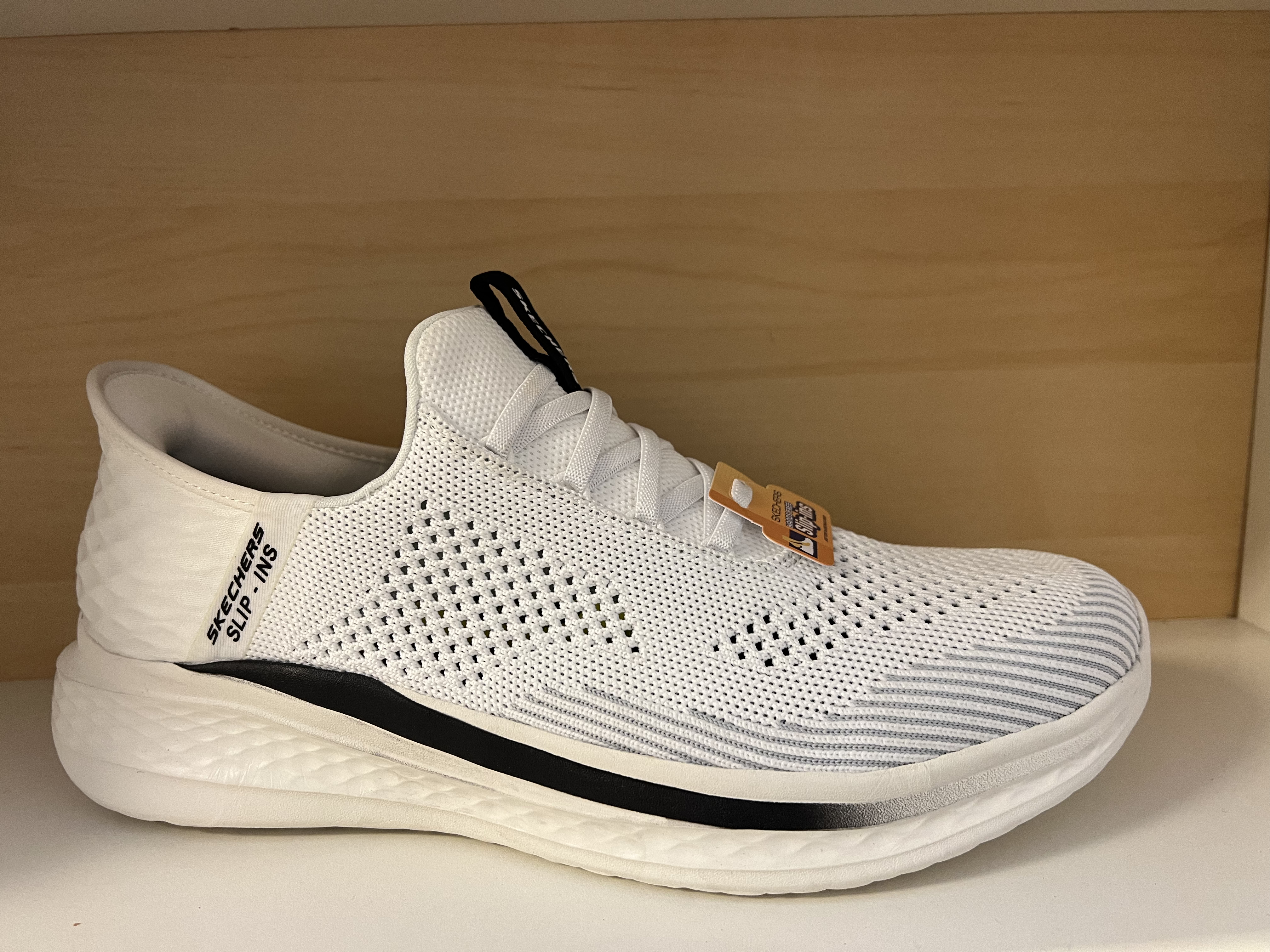 SKECHERS  Herr- sko. Relaxed Fit= bredare plats för tårna. Med Slip-Ins-teknik kan du enkelt och bekvämt ta på dig skorna utan att använda händerna. Memory Foam och Air-Cooled vilket ger komfort och en svalkande känsla. Maskintvättbar som alla Skechers. 