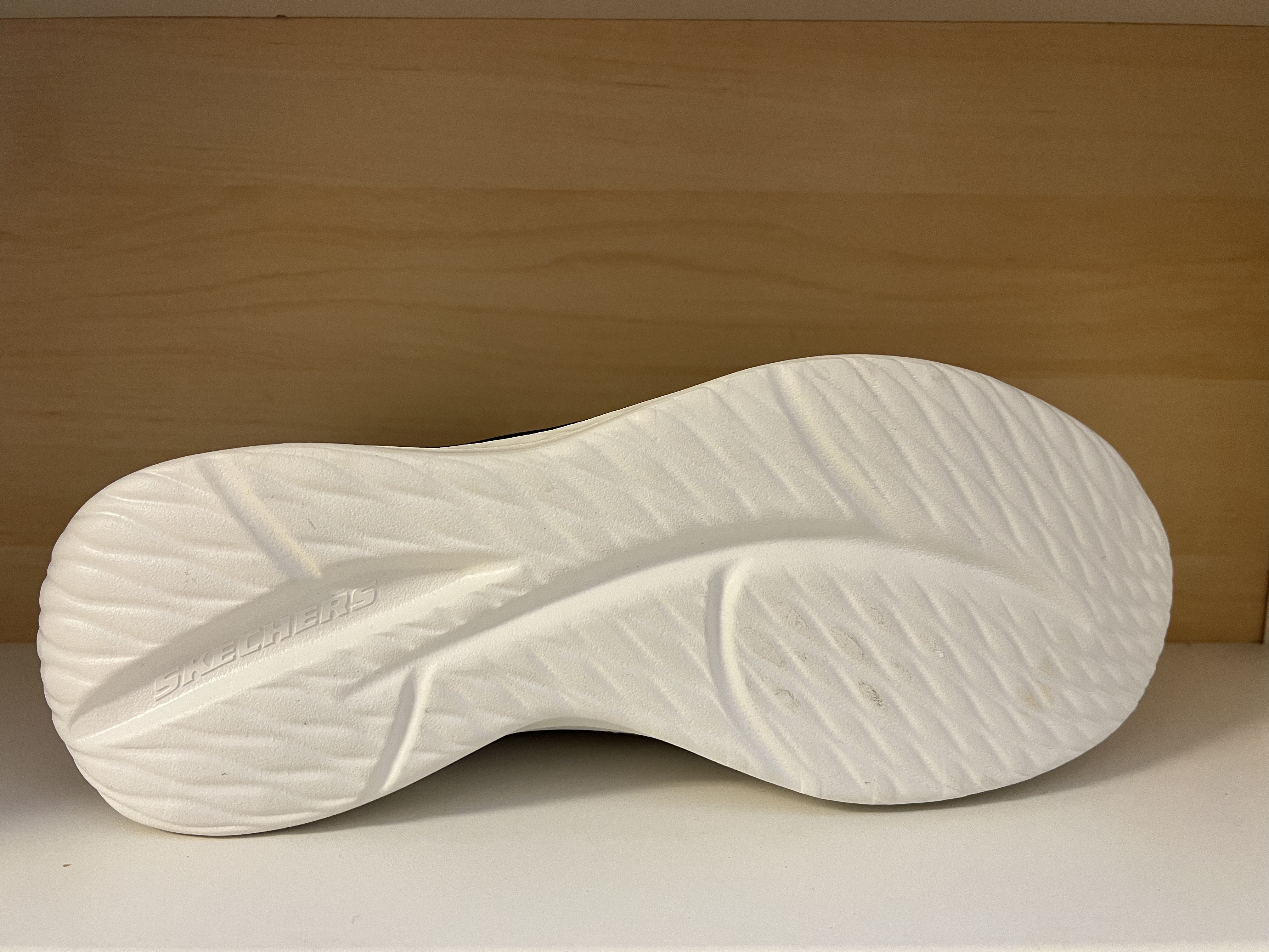 SKECHERS  Herr- sko. Relaxed Fit= bredare plats för tårna. Med Slip-Ins-teknik kan du enkelt och bekvämt ta på dig skorna utan att använda händerna. Memory Foam och Air-Cooled vilket ger komfort och en svalkande känsla. Maskintvättbar som alla Skechers.  - 4