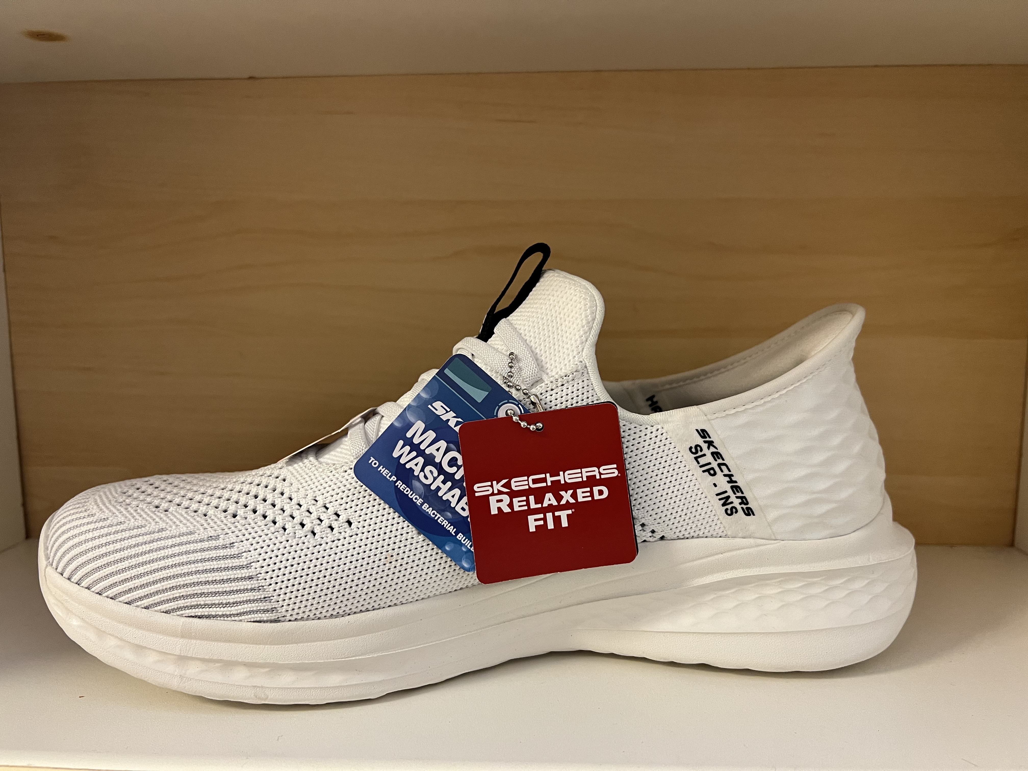 SKECHERS  Herr- sko. Relaxed Fit= bredare plats för tårna. Med Slip-Ins-teknik kan du enkelt och bekvämt ta på dig skorna utan att använda händerna. Memory Foam och Air-Cooled vilket ger komfort och en svalkande känsla. Maskintvättbar som alla Skechers.  - 3