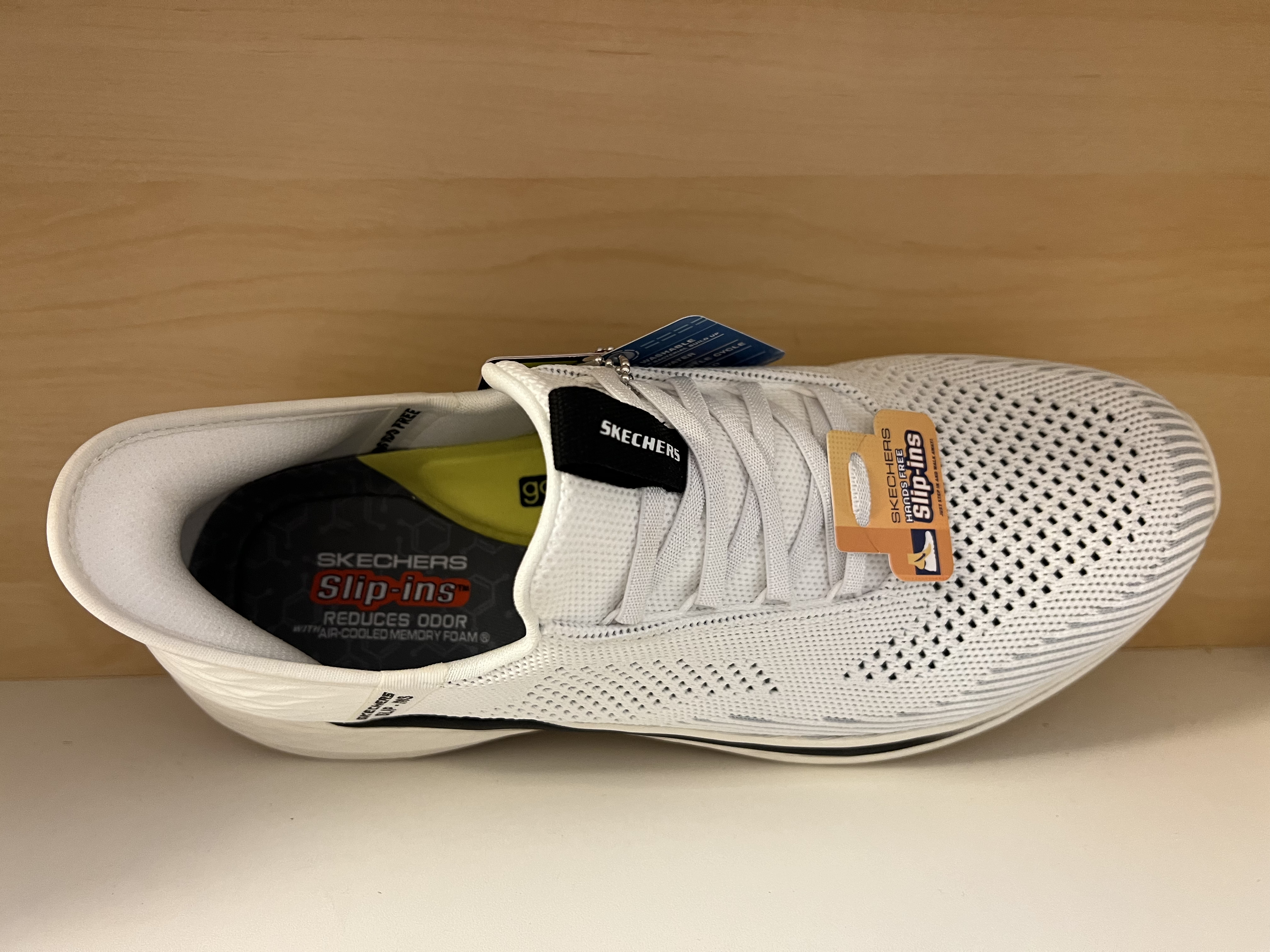 SKECHERS  Herr- sko. Relaxed Fit= bredare plats för tårna. Med Slip-Ins-teknik kan du enkelt och bekvämt ta på dig skorna utan att använda händerna. Memory Foam och Air-Cooled vilket ger komfort och en svalkande känsla. Maskintvättbar som alla Skechers.  - 2