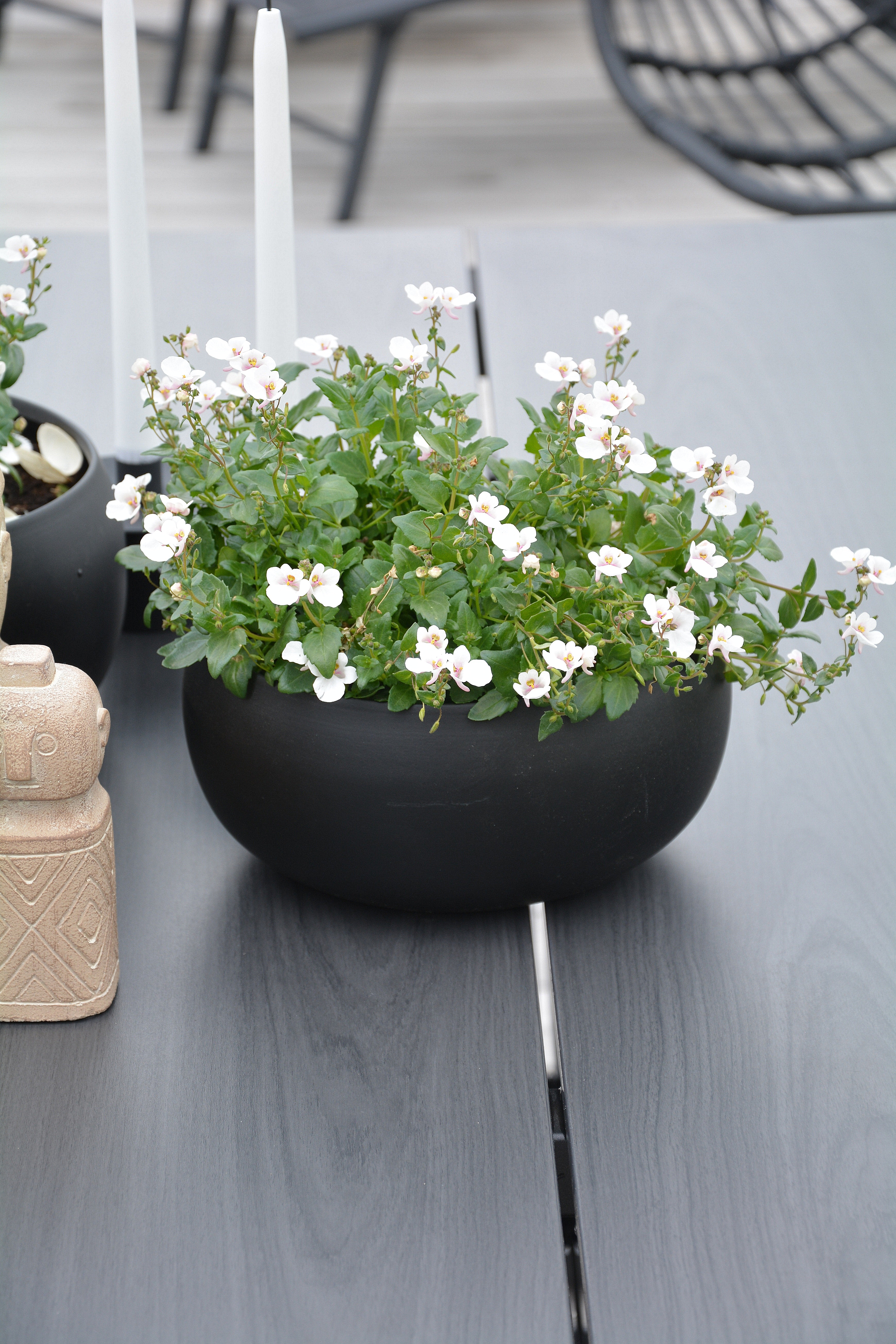 Skål / kruka i matt svart metall 25 cm