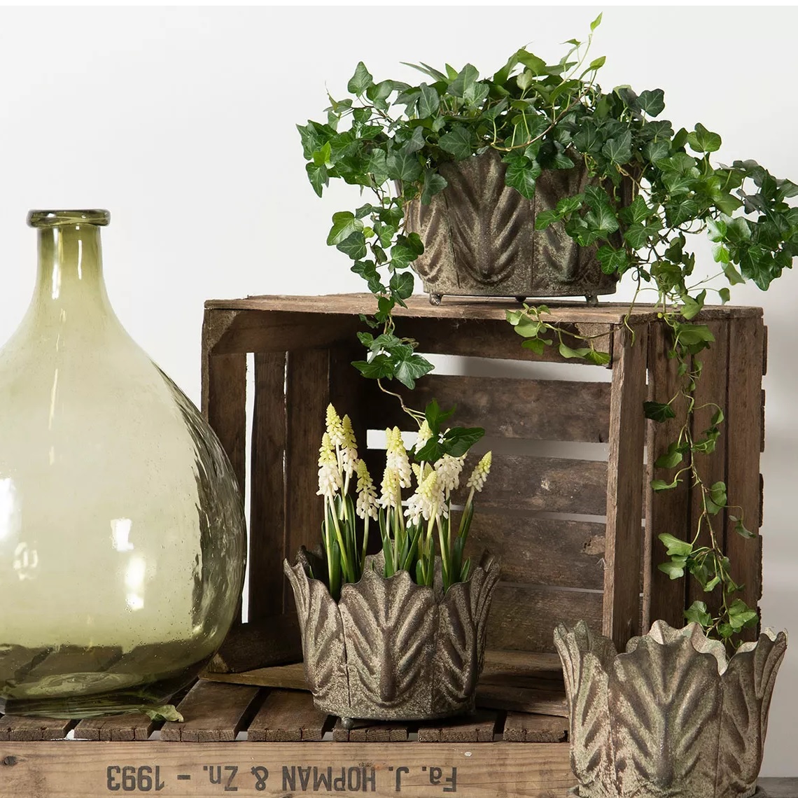 Kruka på tassar antikgrön plåt med lövdekoration shabby chic lantlig stil Gårdsromantik - 2