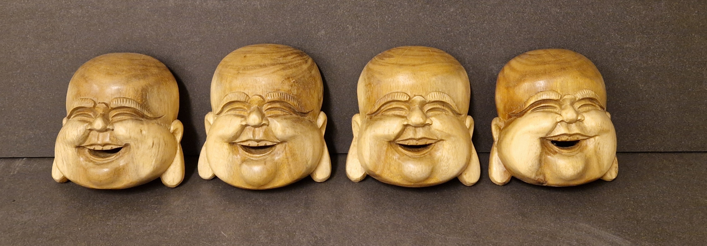 Glad Buddha Ansikte handsnidad i trä  - 2