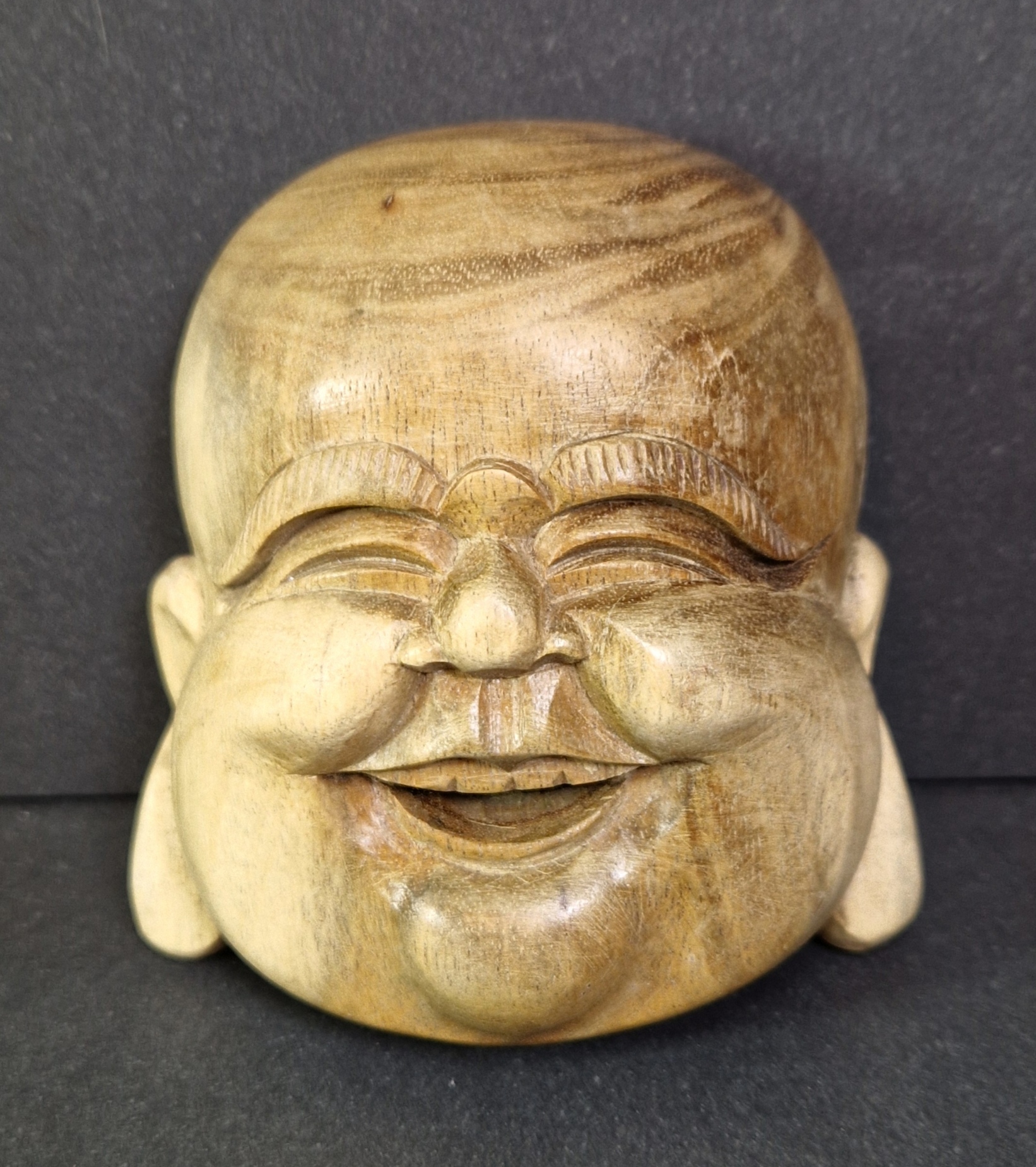 Glad Buddha Ansikte handsnidad i trä 
