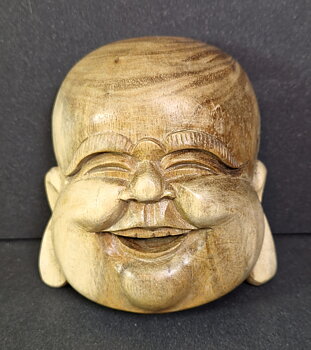 Glad Buddha Ansikte handsnidad i trä 