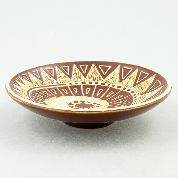 エイラ・カアー  Tarinaシリーズ  スグラフィート模様の茶色の皿  14cm  1954年
