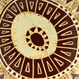 Eira Käär (Tarina 1954) Brown Dish with Sgraffito Decor 14 cm