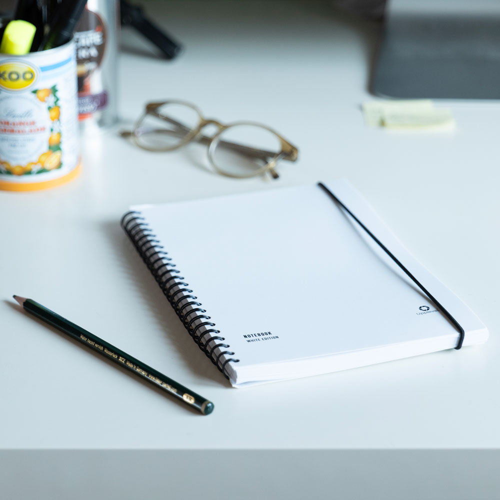 ANTECKNINGSBOK A5 - WHITE EDITION - UPPLEVAS