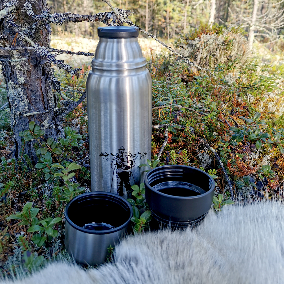 Termos 0,75L Rostfritt stål med tryck vandraren i skogen