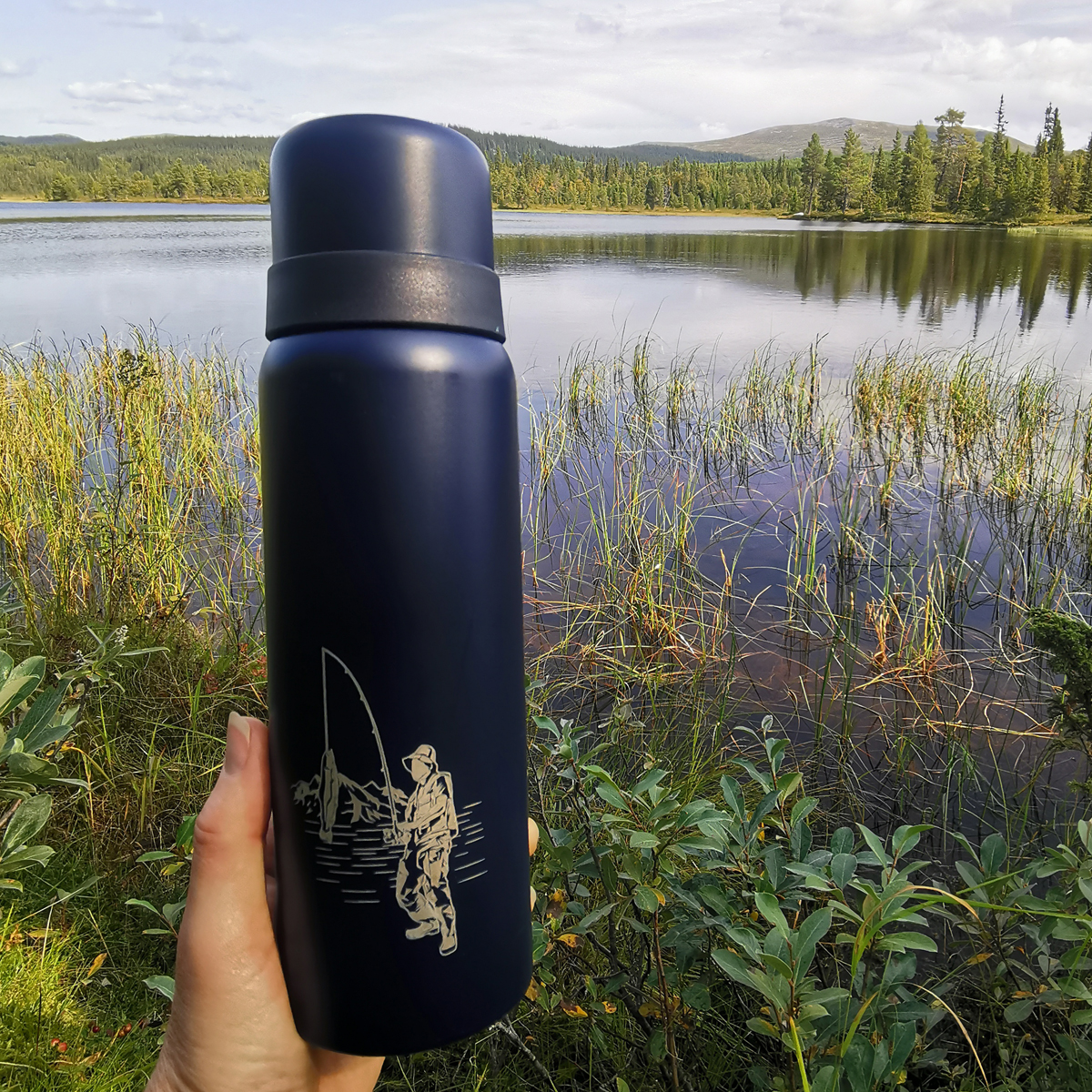 Termos 0,5L Midnattsblå med gravyr fiske i skogen
