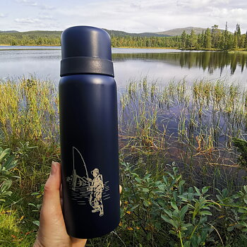 Termos 0,5L Midnattsblå med gravyr fiske i skogen
