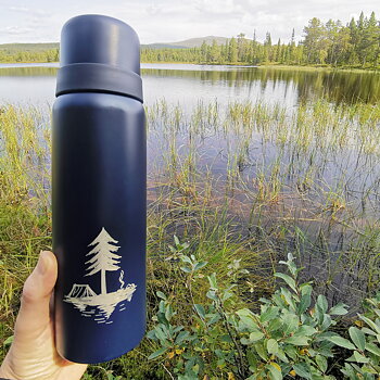 Termos 0,5L Midnattsblå med gravyr lägerplats i skogen